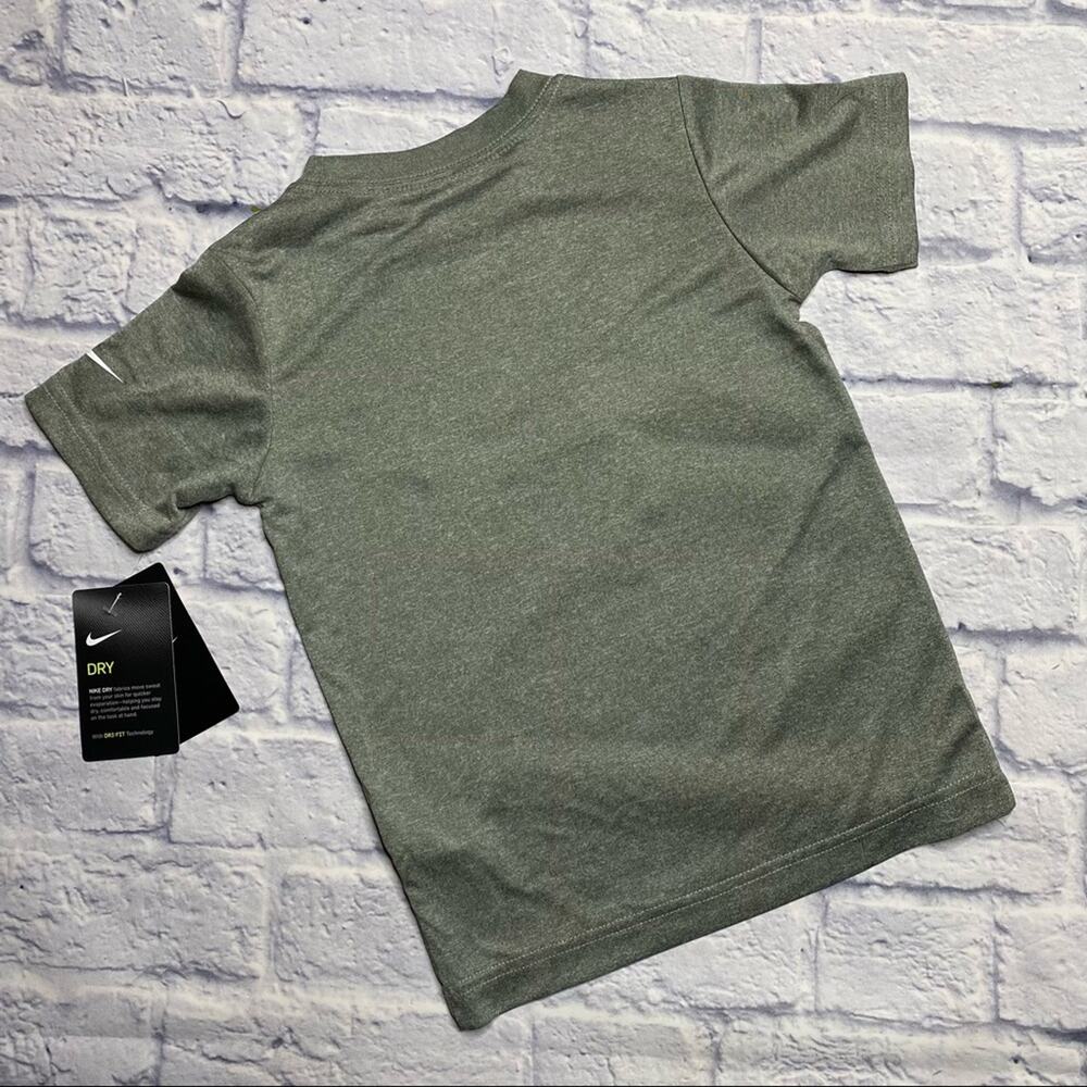 NEW Nike Dri-Fit, Athletic Cut Tee in Grey - Picture 6 of 7